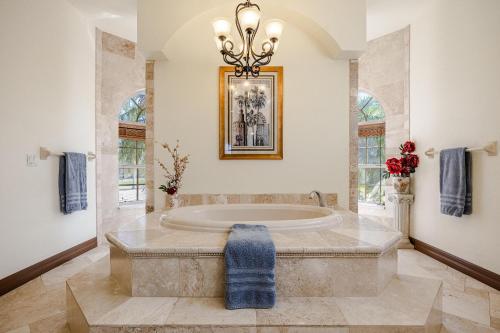 Heated Pool and Spa, Sleeps 16! - Villa Mangrove in Matlacha (FL)