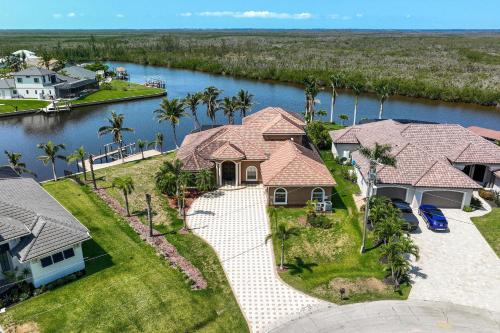 Heated Pool and Spa, Sleeps 16! - Villa Mangrove in Matlacha (FL)
