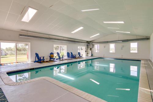 Waterfront Cambridge Gem w/ Hot Tub, Pool & Dock! in Oxford (MD)