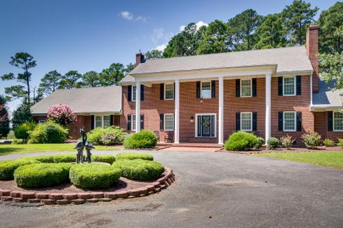 Waterfront Cambridge Gem w/ Hot Tub, Pool & Dock! in Oxford (MD)