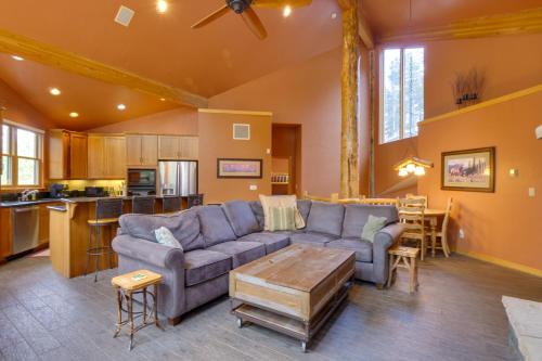 Rustic Breckenridge Home with Hot Tub and Ski Shuttle! in Breckenridge, USA