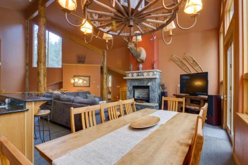 Rustic Breckenridge Home with Hot Tub and Ski Shuttle! in Breckenridge, USA