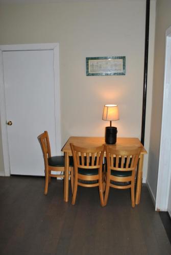 EWR AIRPORT Multilevel Guest House Room with 2-3 Beds in Newark, USA