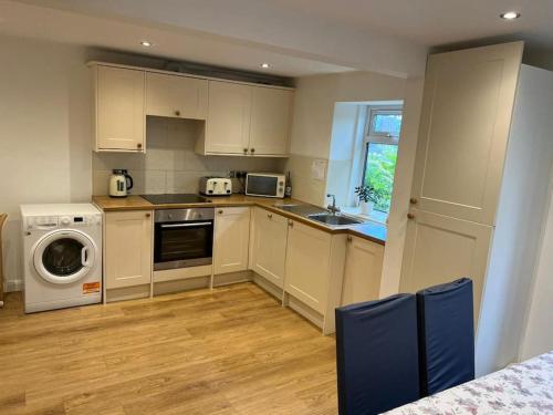 Four Double Bedroom Home - Free parking and Wi-Fi
