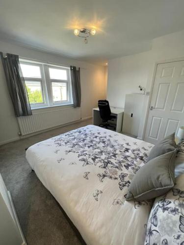 Four Double Bedroom Home - Free parking and Wi-Fi