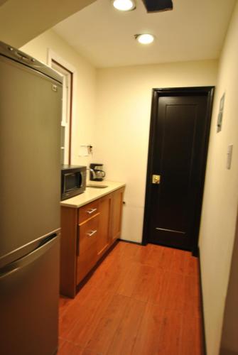 EWR AIRPORT Multilevel Guest House Room with 2-3 Beds in Newark, USA