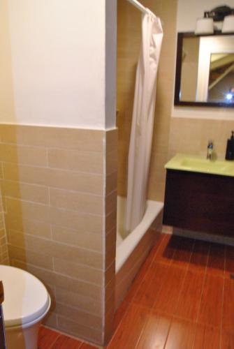 EWR AIRPORT Multilevel Guest House Room with 2-3 Beds in Newark, USA