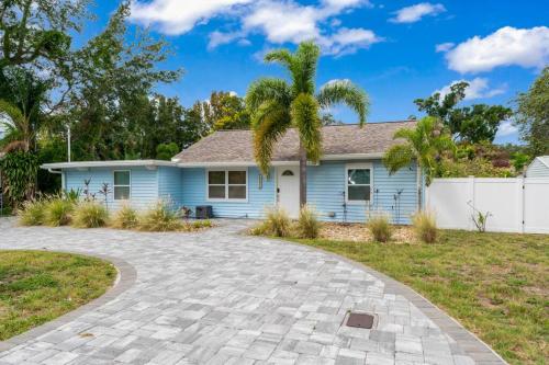 Shawnee Shack! POOL - 4 Bedroom 1 MILE from BEACH! Heated Pool! in Bay Pines, USA