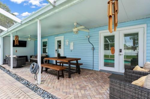 Shawnee Shack! POOL - 4 Bedroom 1 MILE from BEACH! Heated Pool! in Bay Pines, USA