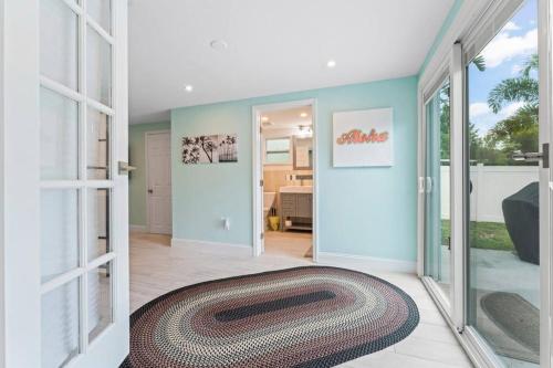 Shawnee Shack! POOL - 4 Bedroom 1 MILE from BEACH! Heated Pool! in Bay Pines, USA