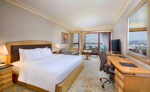 1 king bed, 1 twin bed
