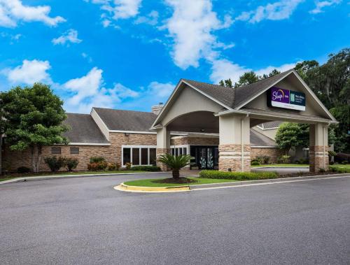 Clarion Inn & Suites Savannah Midtown - image 13