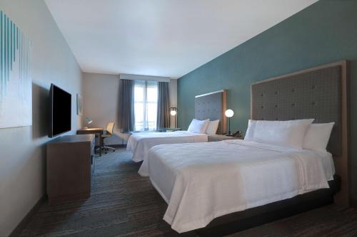 2 queen beds, 1 sofa bed