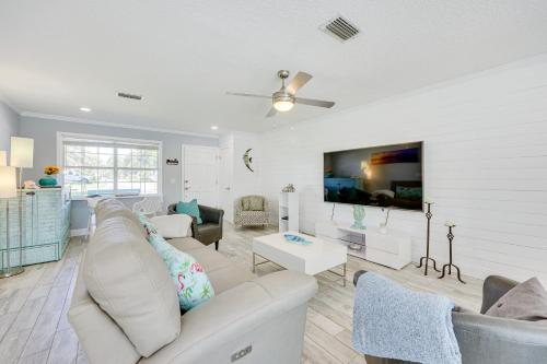 Modern Coastal Home with Pool Mins to Beach and Mayo! in Jacksonville Beach, USA