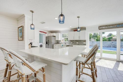 Modern Coastal Home with Pool Mins to Beach and Mayo! in Jacksonville Beach, USA