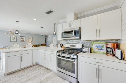 Modern Coastal Home with Pool Mins to Beach and Mayo! in Jacksonville Beach, USA