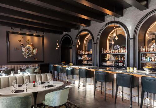 488245524 Mills House Charleston, Curio Collection by Hilton