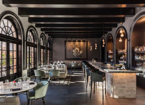 488245527 Mills House Charleston, Curio Collection by Hilton