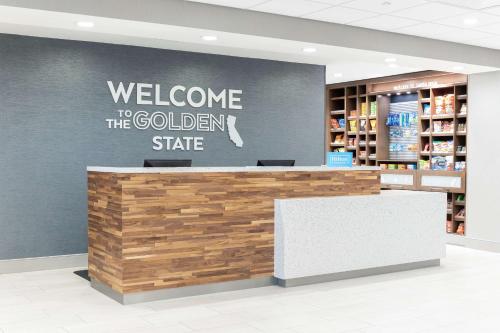 ล็อบบี้, Hampton Inn & Suites by Hilton Santa Rosa Sonoma Wine Country near สนามบินชาร์ลส เอ็ม สชูล โซโนมา เคาน์ตี