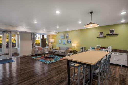 WoodSpring Suites Milwaukee - Menomonee Falls - image 12