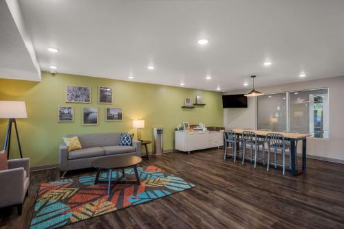 WoodSpring Suites Milwaukee - Menomonee Falls - 로비