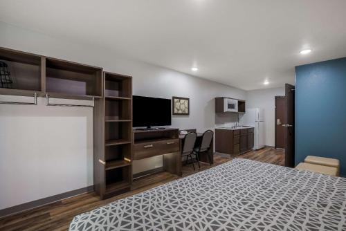 WoodSpring Suites Milwaukee - Menomonee Falls - image 8
