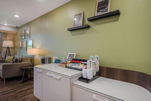WoodSpring Suites Milwaukee - Menomonee Falls - image 7
