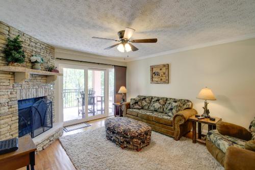 7 Mi to Pigeon Forge 4-Seasons Gatlinburg Condo! in Gatlinburg, USA