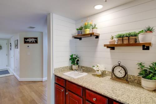 7 Mi to Pigeon Forge 4-Seasons Gatlinburg Condo! in Gatlinburg, USA