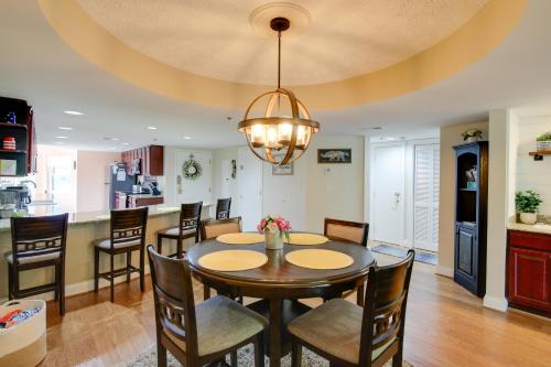 7 Mi to Pigeon Forge 4-Seasons Gatlinburg Condo! in Gatlinburg, USA