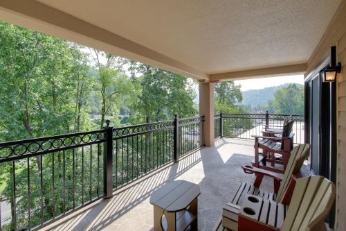 7 Mi to Pigeon Forge 4-Seasons Gatlinburg Condo! in Gatlinburg, USA