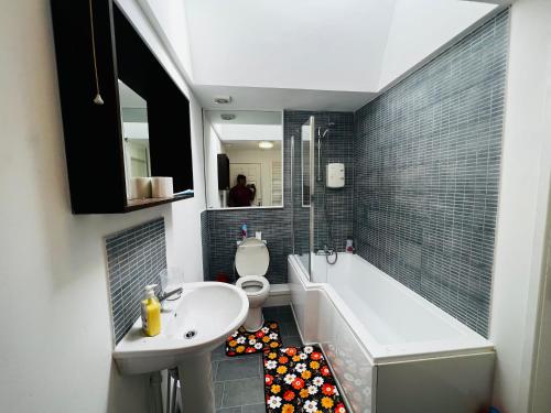 Banyo, Liberty Inn Room with sharing toilet and kitchen in Edge Hill