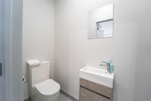 Modern Sunnyhills Town House, Auckland (photo 3)