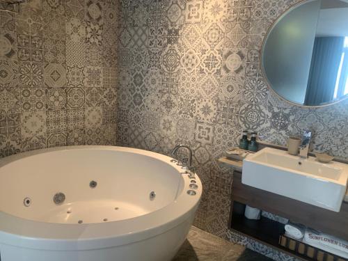 Sunflower Luxury Hotel Ho Chi Minh City near Consulate of the United States