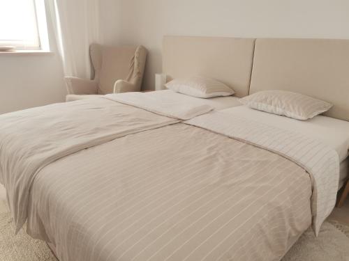 2 twin beds