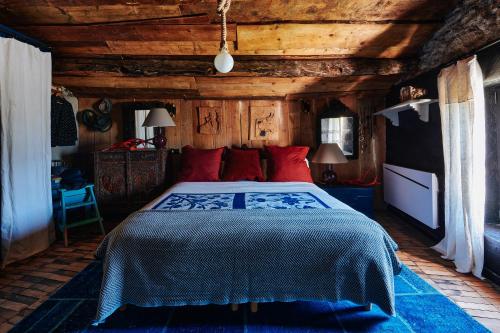 Chalet mountain and dog friendly hot tub in Les Echines Dessous