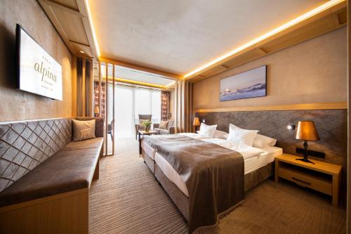 1 queen bed, 2 sofa beds