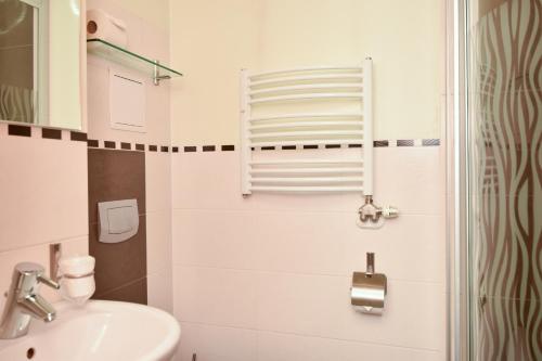Double room economy view / balcony image 4