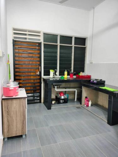廚房, KUALA TERENGGANU GUESTHOUSE-FREE WIFI-NEAR NASI DAGANG ATAS ToL-UNIT A-1 BILIK AIRCOND 2 BILIK KIPAS in 克代布魯