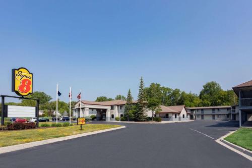 Super 8 by Wyndham Marysville/Port Huron Area - Accommodation - Marysville