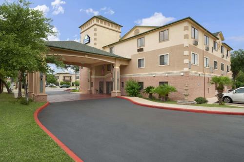 . Days Inn & Suites by Wyndham San Antonio North/Stone Oak