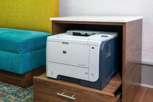 Hampton Inn Buffalo-Airport Galleria Mall - image 11