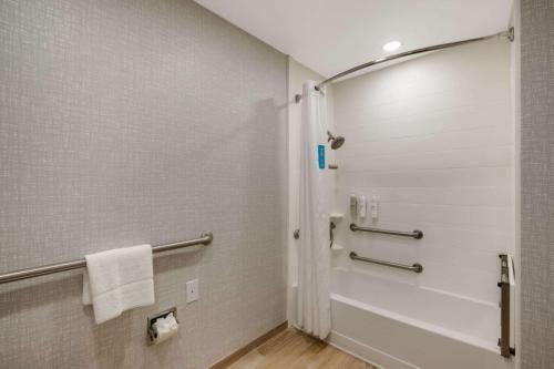 Queen Room with Mobility Access/Non-Smoking