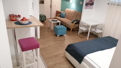 One-Bedroom Apartment image 2