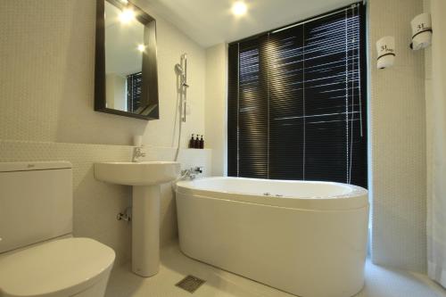 room detail thumbnail 2