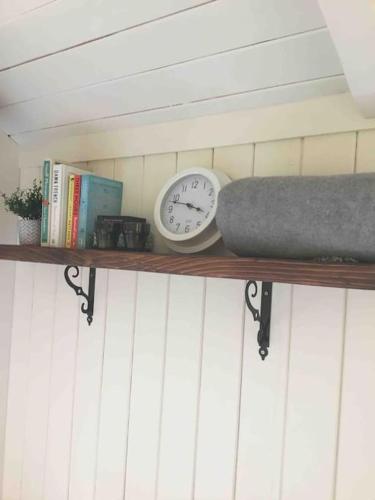 Shepherd's Hut. Shower & WC. Deck. Amazing view