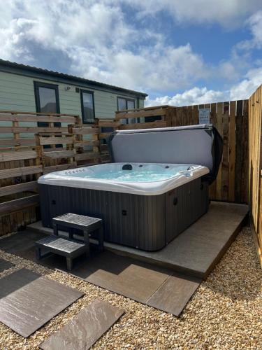 Maneight Luxury Lodge with hot tub in Камнок