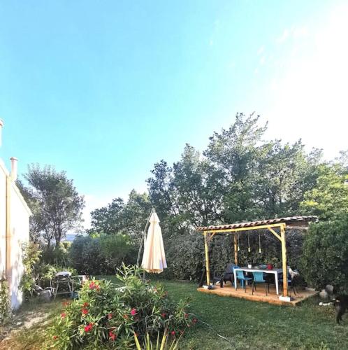 Entre Ventoux et Luberon, appartement dans maison. in Malemort-du-Comtat