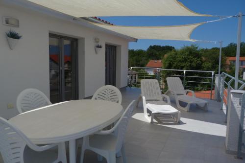 Erkély/terasz, Apartments Monja & Dadi, Malinska, Vantacici in Vantačići