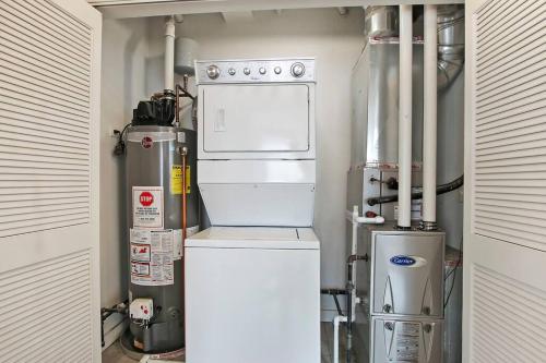 1BR Prime and Comfy Apt with In-Unit Laundry - Lake 302 REP